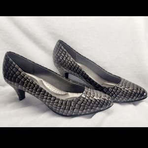 ***STYLISH COACH AND FOUR EUC SZ 9***